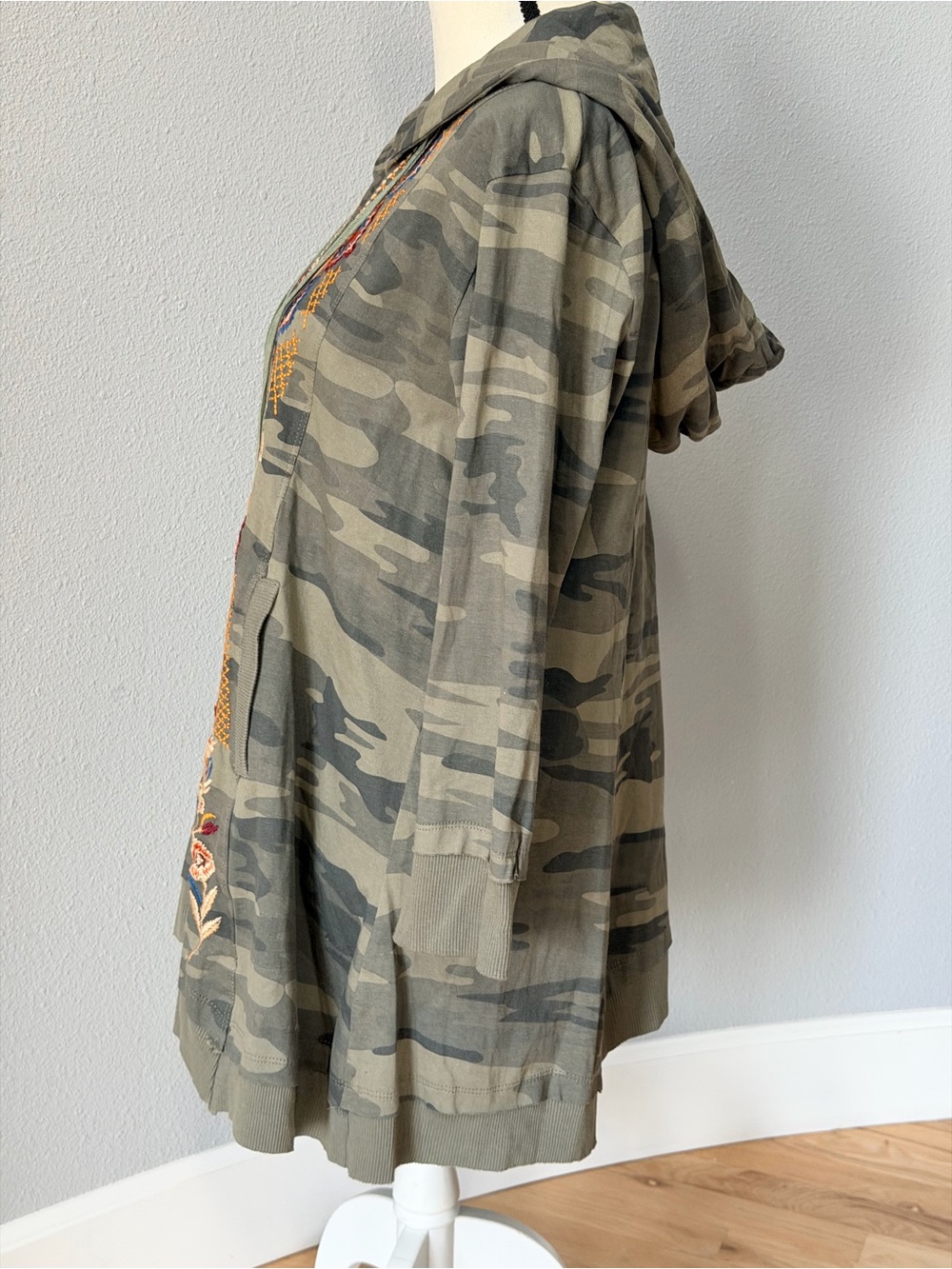 Cait Celeste Camouflage Floral Embroidered Zip Hoodie Tunic Sweater Medium GUC - Picture 4 of 11